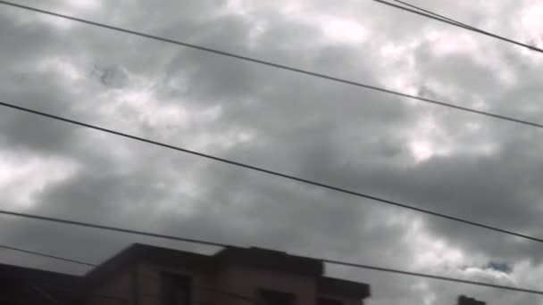 Bulanık Pov Yolcusu Gri Bulutlu Bir Günde Geçen Kablolara Bakarak — Stok video