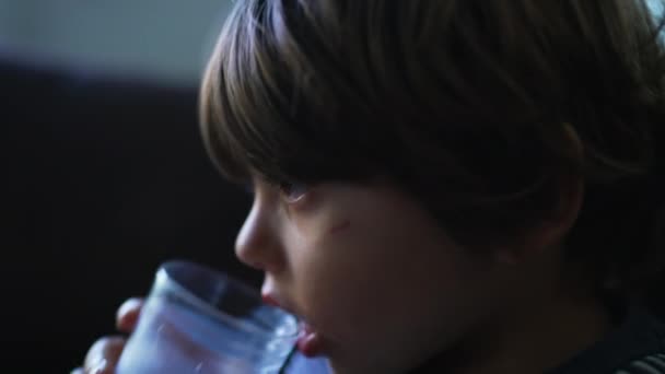小さな子供の牛乳を飲む 小さな男の子は豊かなタンパク質食品を飲む — ストック動画