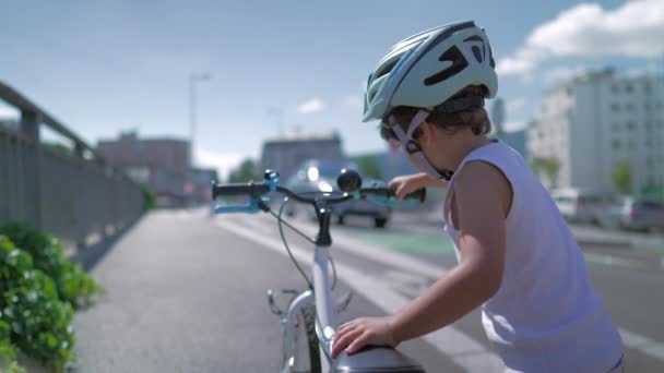Şehir Caddesinde Kask Takmış Bisiklet Taşıyan Bir Çocuk Küçük Bir — Stok video