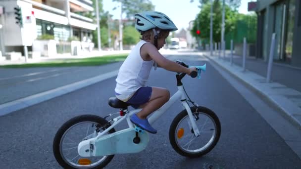 Mały Chłopiec Jeździ Rowerze Ulicach Miasta Tył Roweru Dla Dzieci — Wideo stockowe