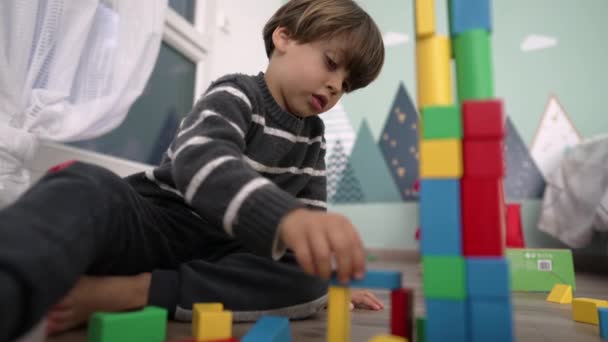 Dziecko Bawiące Się Klockami Podłodze Sypialni Kreatywny Dzieciak Siedzący Podłodze — Wideo stockowe