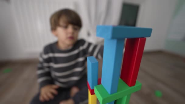Zbliżenie Dzieci Ręce Podejmowania Wieży Klocków Kreatywne Dziecko Bawiące Się — Wideo stockowe