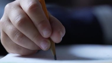  Kapalı el silme hatası kağıt üzerinde. Kalemle silgi kullanan kişinin makro yakın plan görüntüsü