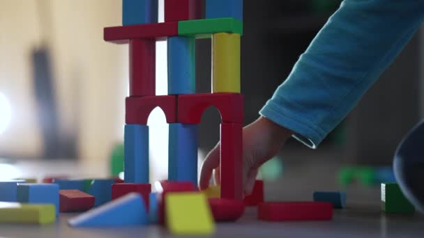 Sluiten Van Kleurrijke Bouwstenen Creatief Kind Spelen Slaapkamer — Stockvideo