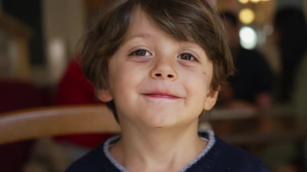 Ένα Όμορφο Νεαρό Αγόρι Χαμογελάει Στην Κάμερα Άνδρας Αξιολάτρευτο Παιδί — Αρχείο Βίντεο