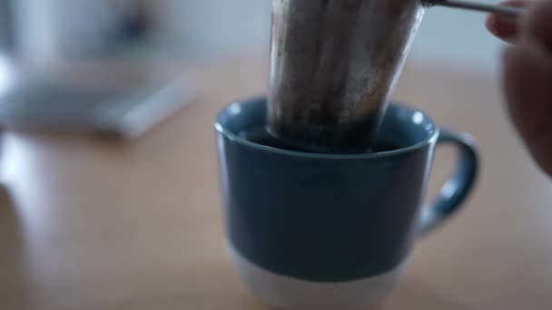 Enfeksiyon Bardağıyla Çay Hazırlıyorum Sıcak Sabah Kahvaltısı Içeceği — Stok video