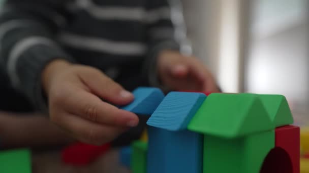 Kid Hand Speelt Met Kleurrijke Blokken Kind Spelen Met Bouwstenen — Stockvideo