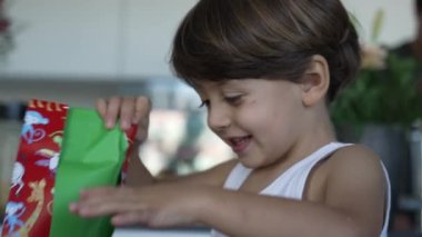Çocuk hediye paketi açma hediyesi. Heyecanlı çocuk doğum günü paket kutusu