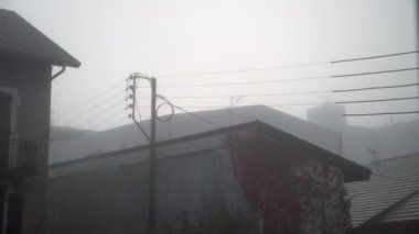 Huysuz gri öğleden sonra elektrik teli direği. Bulutlu sisli hava