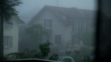 Daire penceresinden karamsar sisli bir gün. Bulutlu, karanlık bir öğleden sonra Avrupa 'daki evin dış görünüşü
