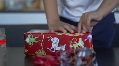 Çocuk hediye paketi açma hediyesi. Heyecanlı çocuk doğum günü paket kutusu