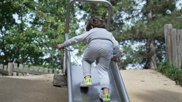 Skuteczna Zjeżdżalnia Dziecięca Plac Zabaw Dzieciak Podchodzi Slidera Aktywny Chłopiec — Wideo stockowe