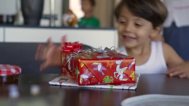 Kind Ontvangt Cadeautje Opgewonden Gelukkig Kleine Jongen Verrassing Cadeau — Stockvideo