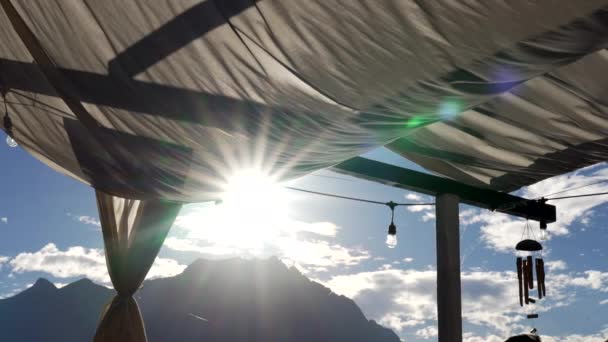 Kumaş Tavan Gölgesi Tasarım Malzeme Yapısı Dağlar Arka Planda Güneş — Stok video