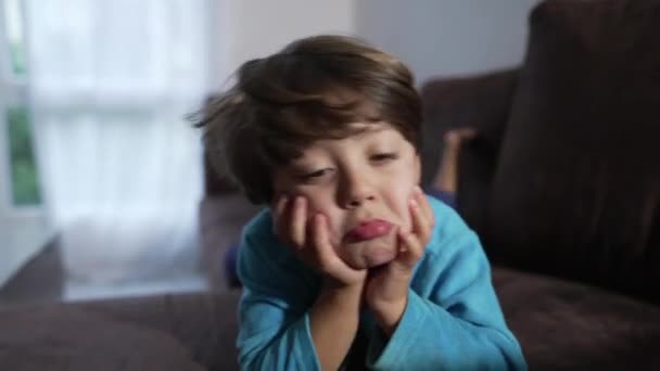 Jeden Zdenerwowany Mały Chłopiec Grymaszenie Ręką Brodzie Leżące Kanapie Domu — Wideo stockowe