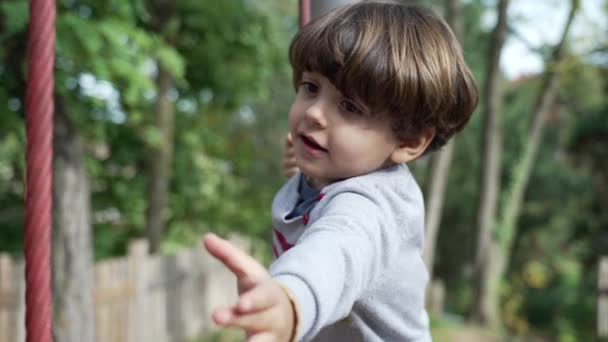 Mały Chłopiec Sięgający Linę Placu Zabaw Aktywna Zabawa Dzieci Świeżym — Wideo stockowe