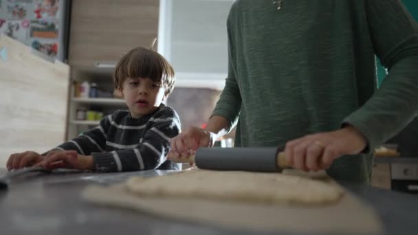 Mutter Reicht Mit Kleinem Sohn Küchentisch Teig Backen Eltern Und — Stockvideo