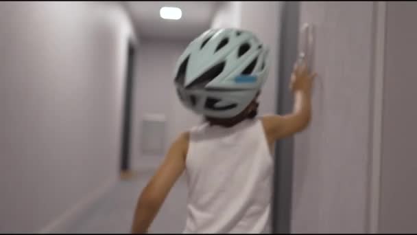 带着自行车和戴着头盔的儿童按下电梯按钮 — 图库视频影像