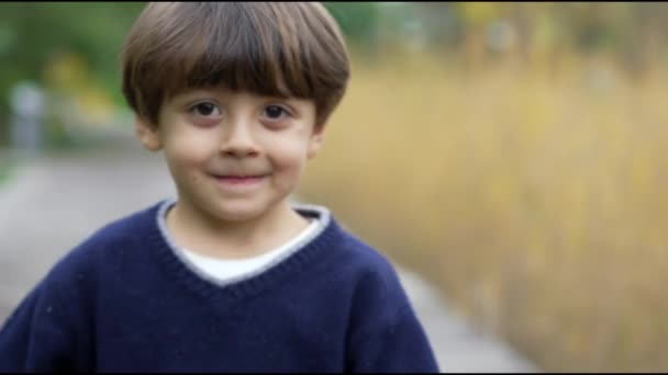 Ein Hübscher Kleiner Junge Geht Herbst Nach Draußen Kind Geht — Stockvideo