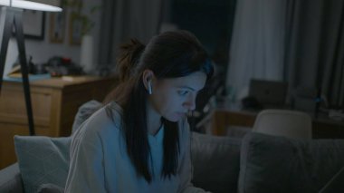 Gece internette gezinen bir kadın dizüstü bilgisayar 2 'nin önünde