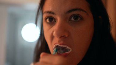 Sabahları diş fırçalama kadın