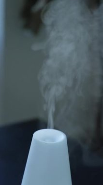 Dikey Video 'da ev masadaki buharlı Aroma ayırıcı