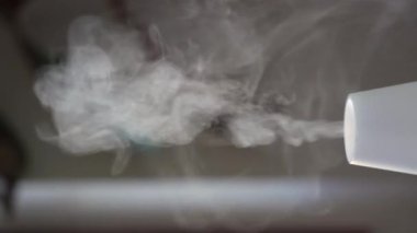 Dikey Video 'da ev masadaki buharlı Aroma ayırıcı