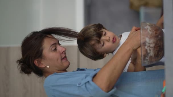 Mutter Mixt Zutaten Von Hand Während Kind Teig Isst Eltern — Stockvideo