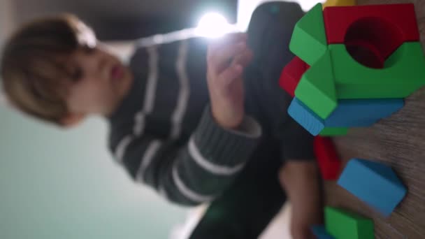 Παιδί Παίζει Πολύχρωμα Μπλοκ Παιδί Παίζει Την Κατασκευή Δομικών Στοιχείων — Αρχείο Βίντεο