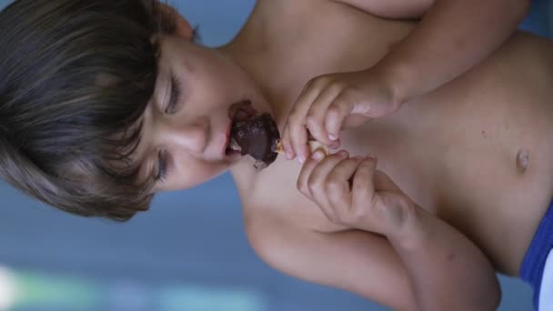 Zamyślone Dziecko Bierze Gryza Czekoladowych Lodów Jeden Mały Chłopiec Zjada — Wideo stockowe