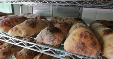 Geleneksel ekmekler pastanede raflarda bir araya toplanmış.