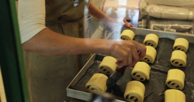 Fırıncı fırın fırınını kullanarak hamur işini hazırlıyor