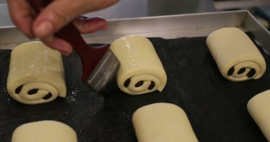 Fırıncı fırın fırınını kullanarak hamur işini hazırlıyor