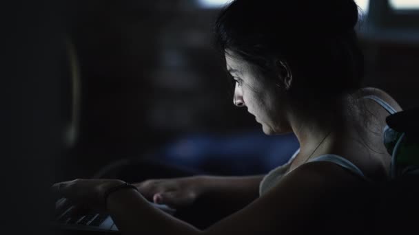 Kvinnan Jobbar Sent Kvällen Framför Datorn Glödande Ljus Person Ansikte — Stockvideo