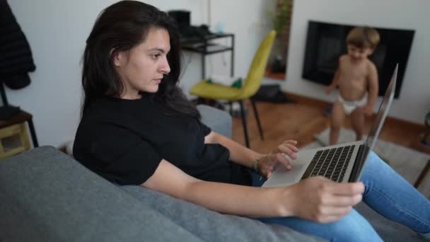Ребенок Перебивает Мать Работающую Дома Перед Ноутбуком Parent Multi Task — стоковое видео