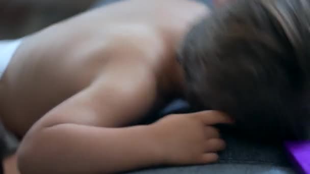小さな男の子が昼寝から目を覚ます ソファの表面のテクスチャに子供の摩擦顔 幼児の子供が目を覚ます感じ動揺 — ストック動画