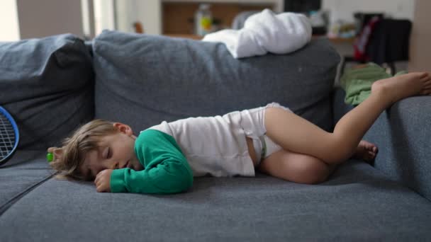 Küçük Komik Çocuk Öğleden Sonra Uykusunda Kanepede Uzanıyor Bebek Bebek — Stok video
