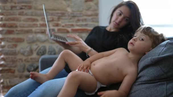 Matka Multi Tasking Batole Doma Pomocí Notebooku Upřímný Autentický Skutečný — Stock video