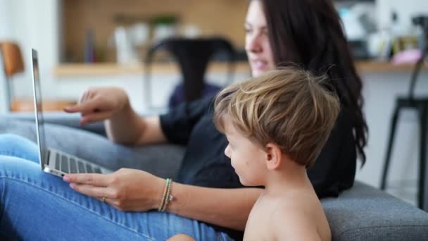 Moderföräldraskap Med Barn Framför Bärbar Dator Som Arbetar Hemifrån Föräldrar — Stockvideo