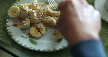 Kahvaltıda muzlu pudingle yulaf ezmesi yapıyorum.