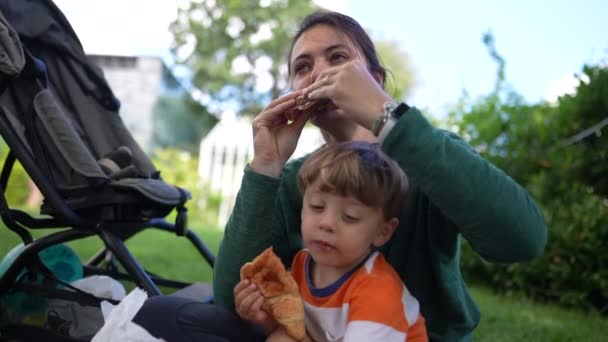 Mother Son Snacking Park Child Parent Enjoying Family Picnic Together — Vídeos de Stock