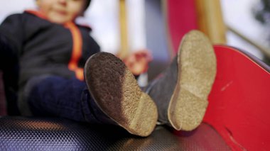 Çocuk oyun parkında kayıyor.