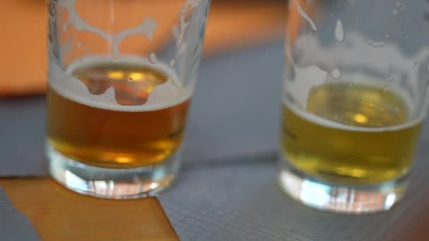 餐桌上有两杯半空的啤酒 人与人的亲密接触采摘饮料 — 图库视频影像