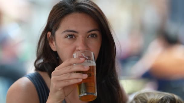 Женщина Пьет Пиво Улице Женщина Пьет Освежающий Алкогольный Напиток — стоковое видео