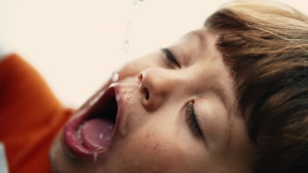 Διψασμένο Αγοράκι Που Πίνει Νερό Από Βρύση Στο Πάρκο Παιδί — Αρχείο Βίντεο