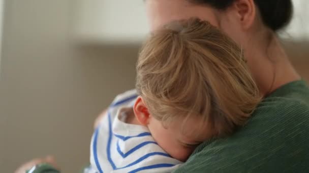 母爱和感情 父母拥抱和拥抱小男孩的儿子 妈妈照顾孩子 父母的生活方式 — 图库视频影像