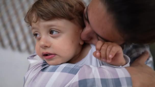 妈妈抱着2岁的男孩 养育幸福的生活方式 父母拥抱着孩子 — 图库视频影像