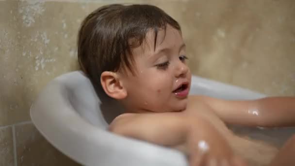 Joyful Toddler Bathtub Washing Body Routine Little Baby Boy Bath — Vídeo de stock