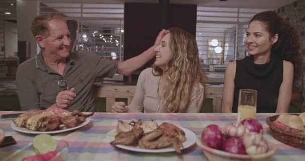 Lycklig Familj Samtal Middag Bakgård Livsstilsföräldrar Med Vuxna Döttrar Och — Stockvideo