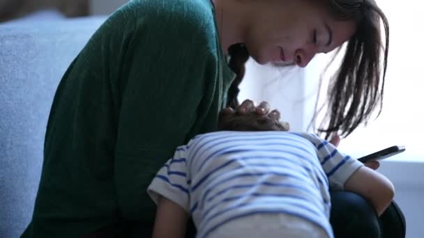 母亲安慰受伤的孩子 父母拥抱小男孩 热爱家庭生活爱抚幼儿 — 图库视频影像